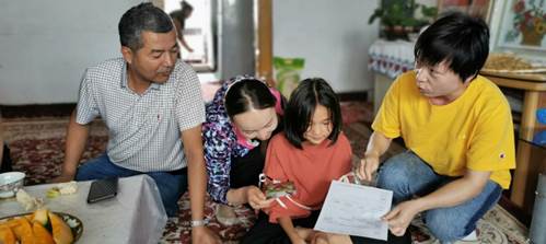 曾洁老师向苏日依亚家人详细介绍学生在校表现于苏甫江老师向刑事司法