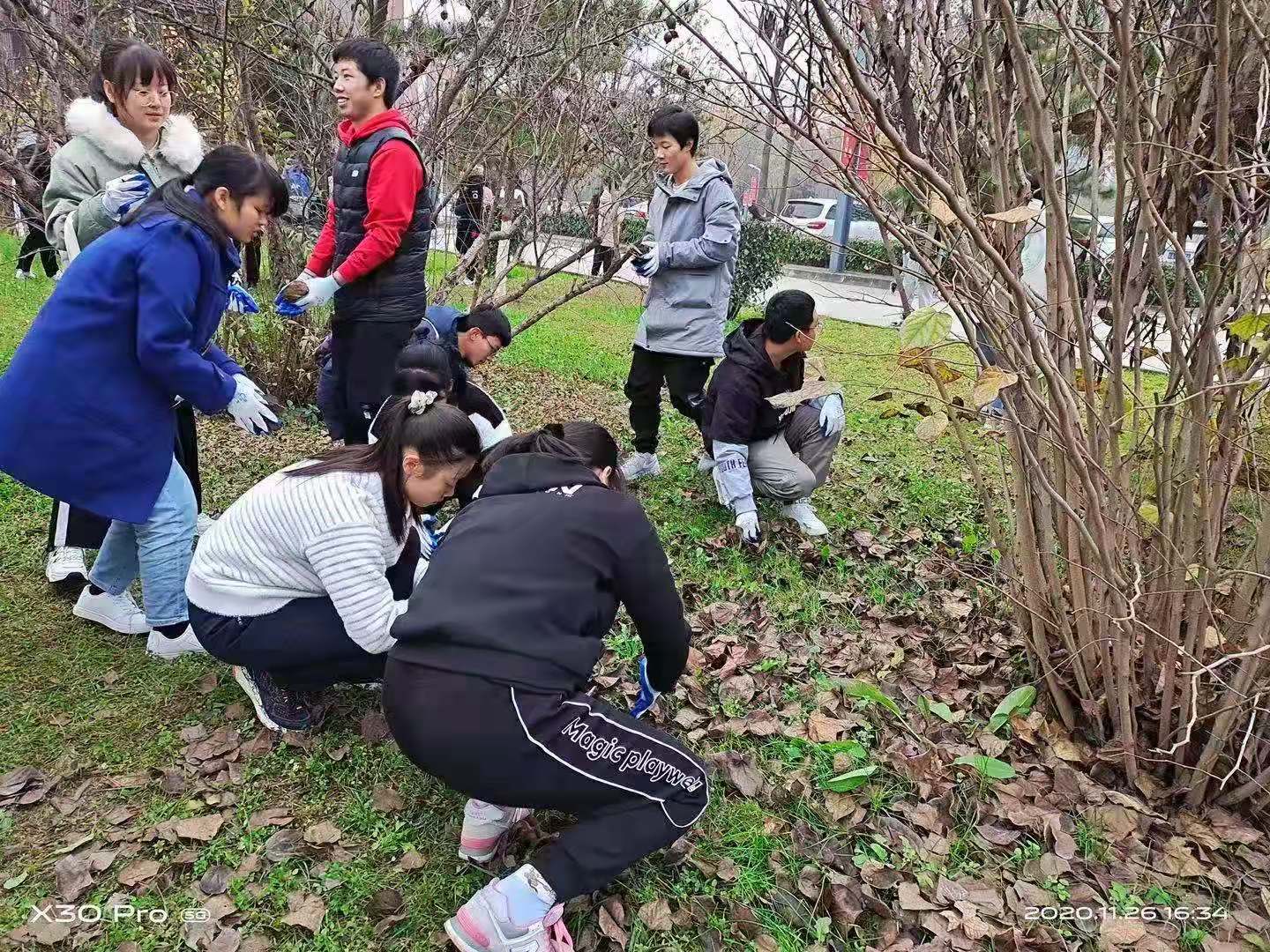 不怕脏不怕累,清理了劳动区域的白色垃圾,干枯树枝,杂草,卫生死角垃圾