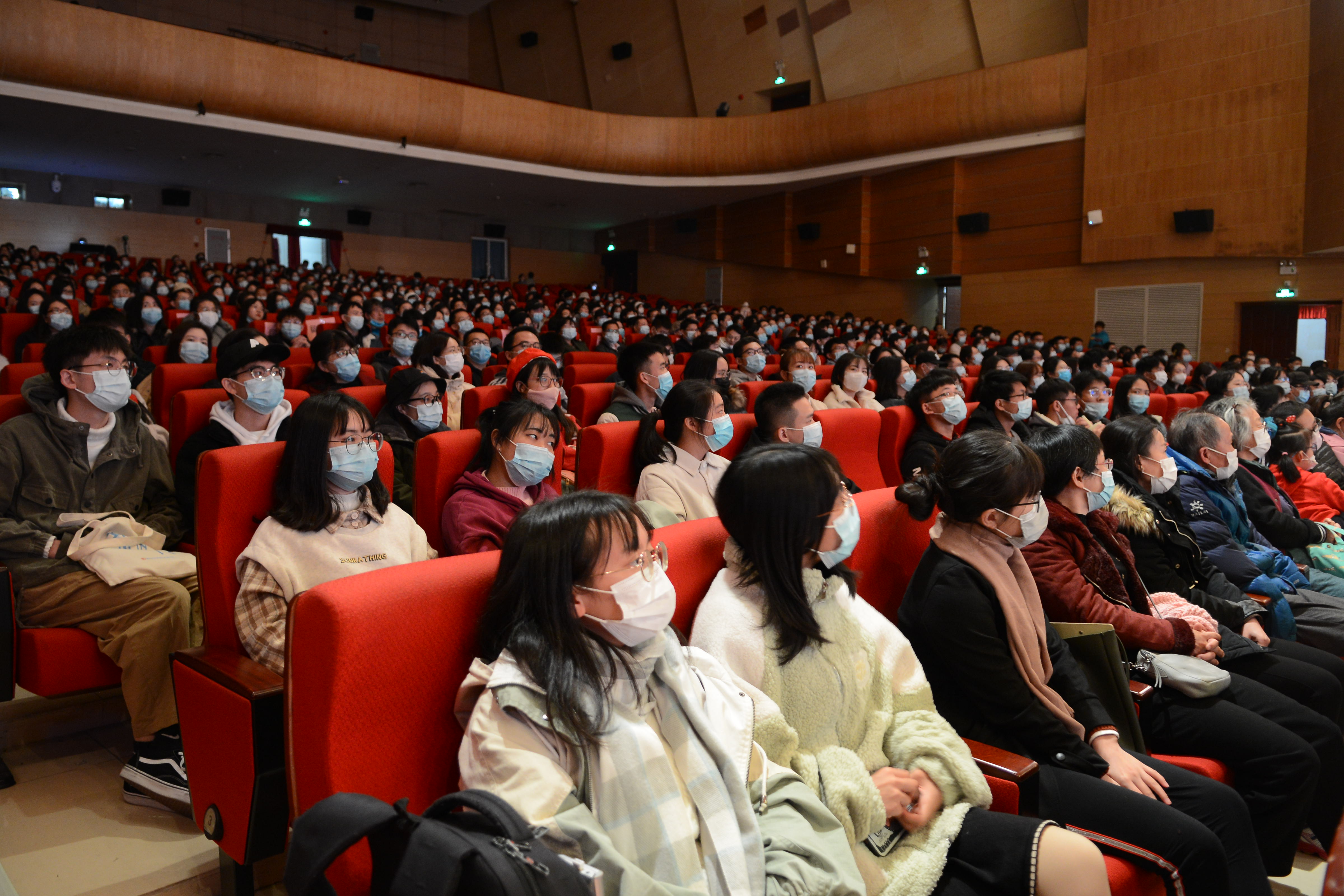 (观众沉浸在话剧中)外国语学院2020级学生郑郁彤被话剧主人公的家国