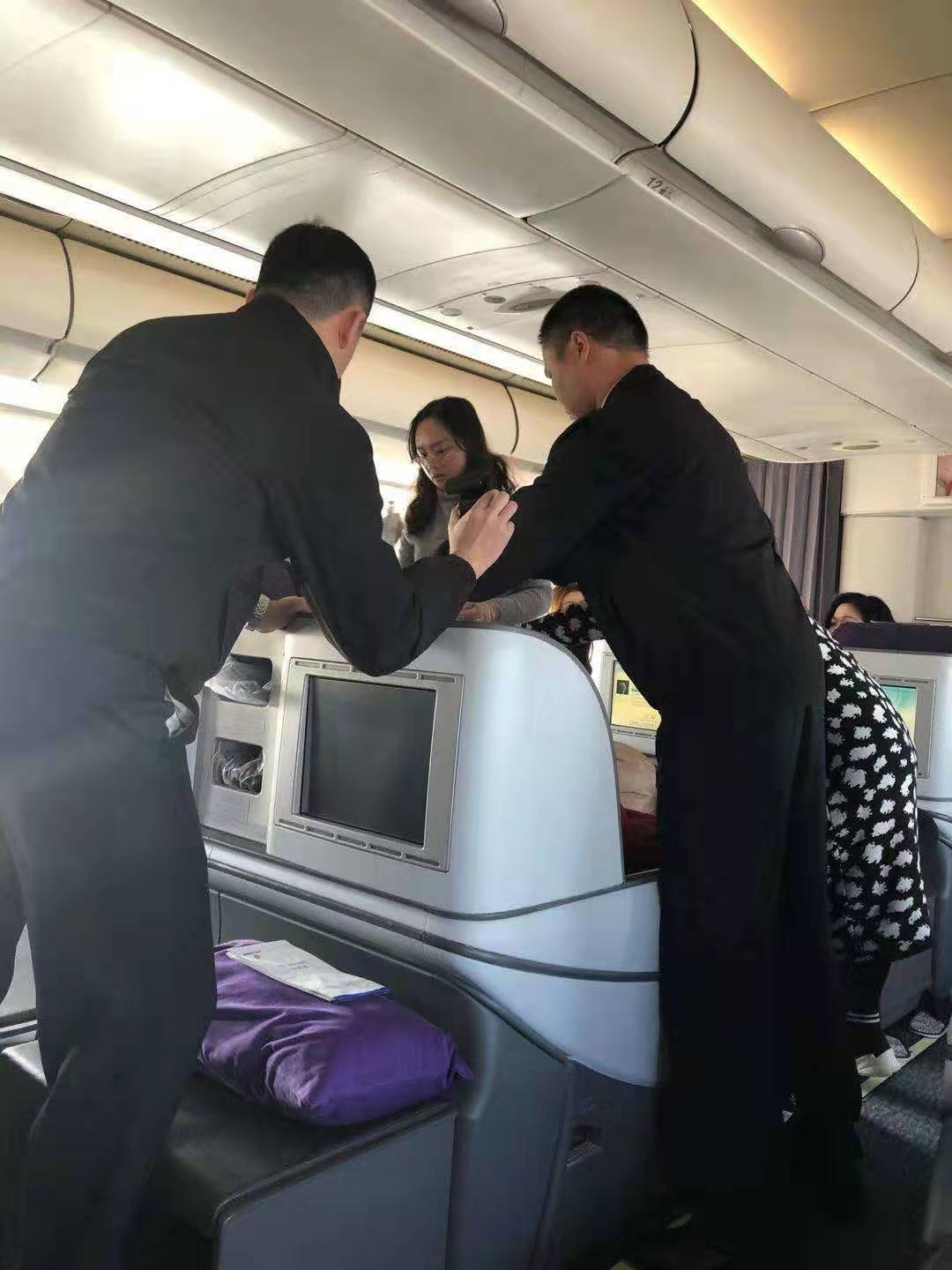 追光｜乘客万米高空突发疾病重庆医生上演空中抢救“黄金四分钟”