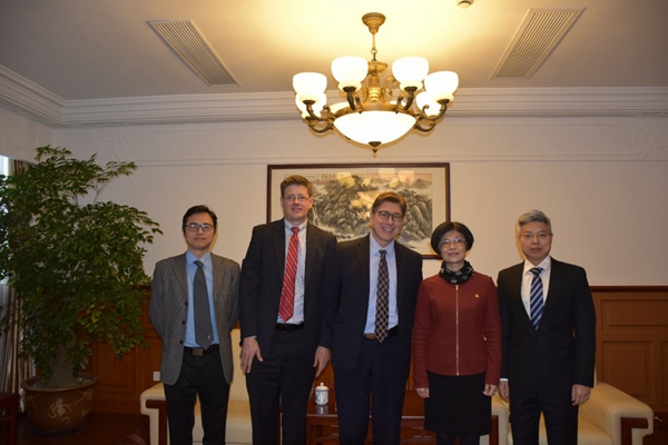 美国加州大学黑斯廷分校一行来访我校
