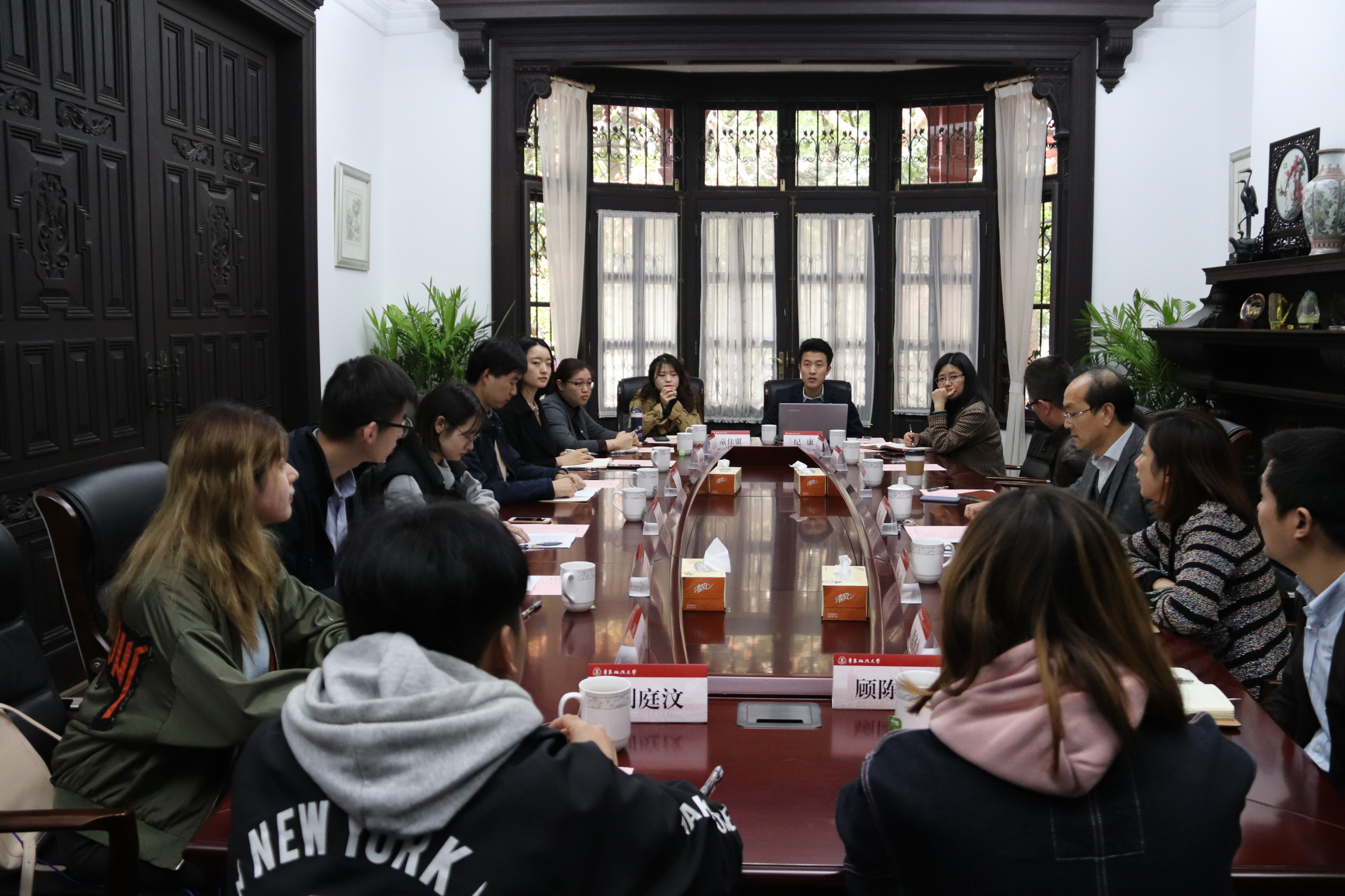 叶青主持召开学生代表座谈交流会
