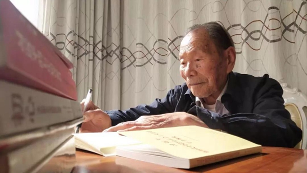 全省党员干部:向这位老同志学习!
