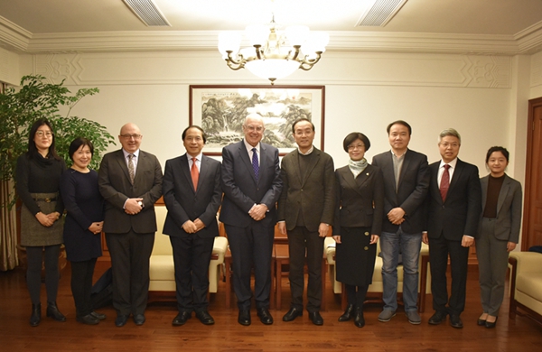 英国利兹大学校长一行来访我校