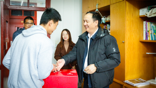 我校开展“不忘初心、牢记使命”冬令送温暖慰问学生活动