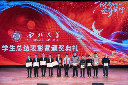 学校举行“不忘初心逐梦前行”学生总结表彰暨颁奖典礼