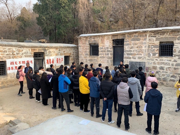 新乡先进群体教育基地党支部赴辉县开展主题党日活动