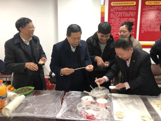 校领导与研究生支教团共迎新年