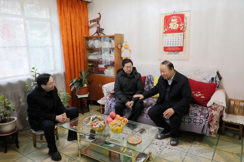校领导春节前夕走访慰问老干部老党员困难党员