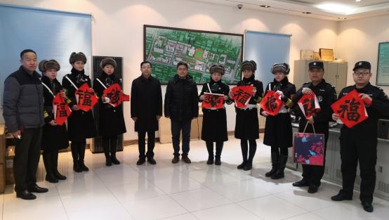 学校领导慰问春节期间坚守岗位的员工