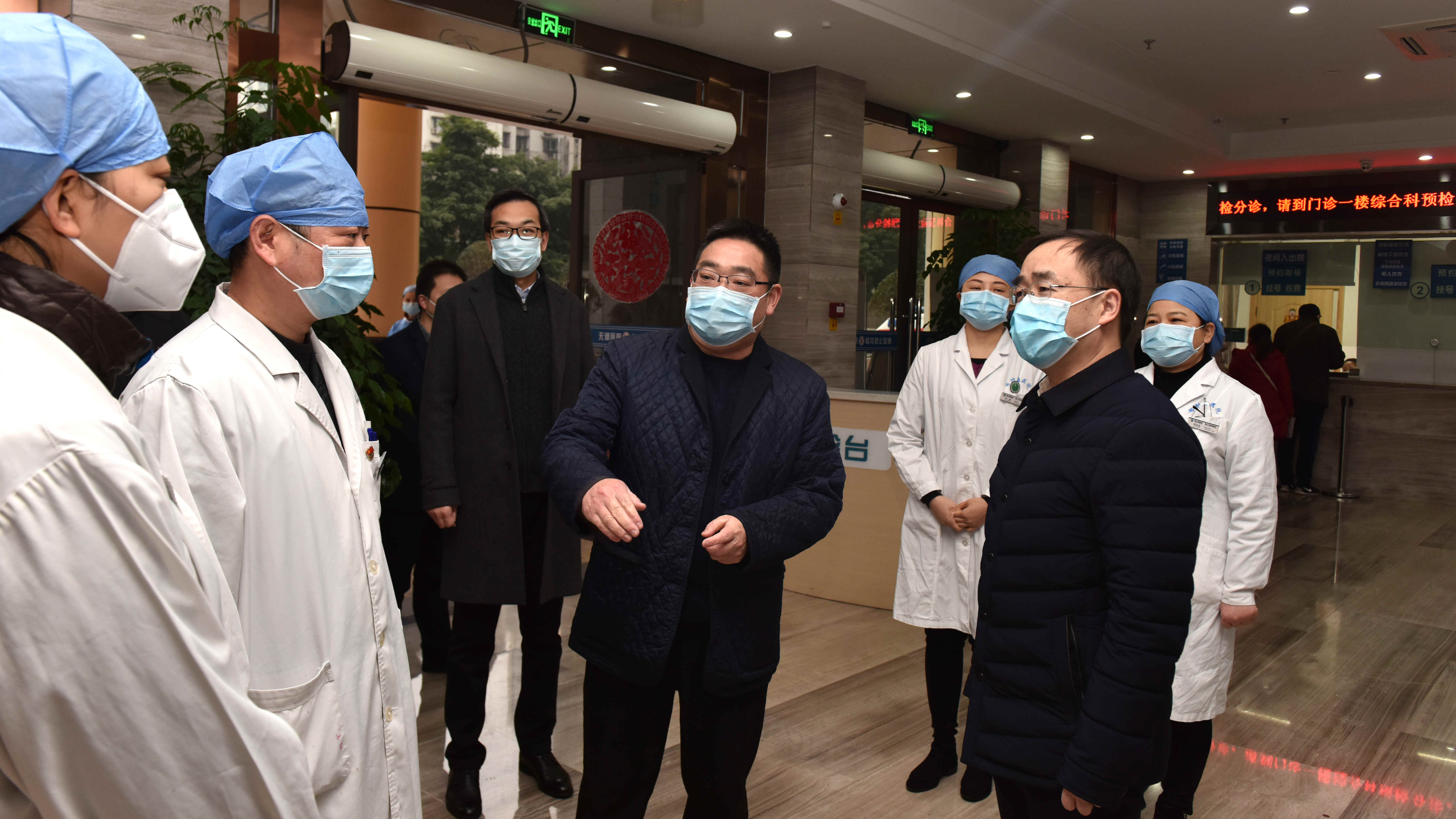 学校防控工作领导小组领导实地督导检查防控工作进展情况