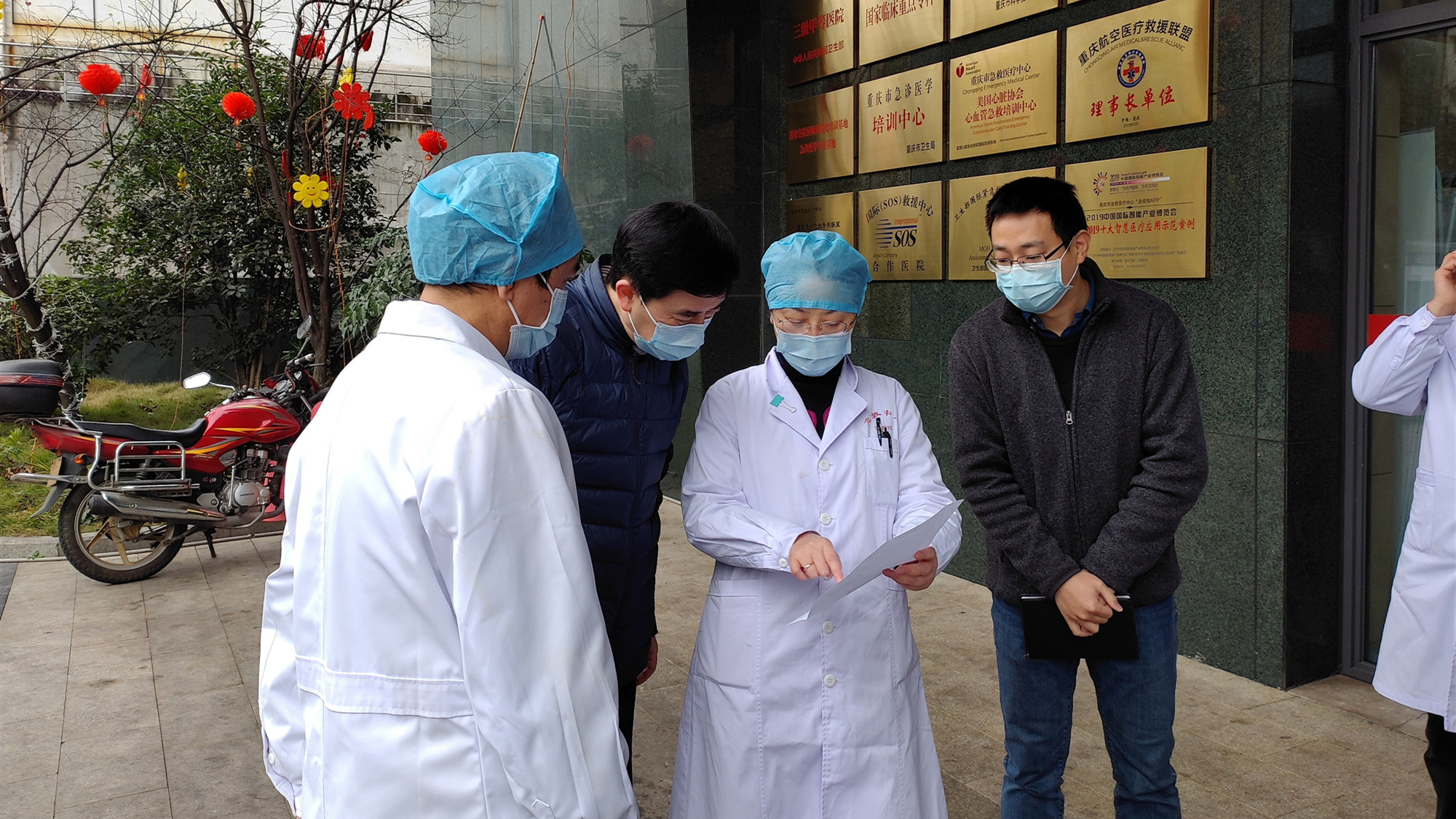 学校防控工作领导小组领导实地督导检查防控工作进展情况