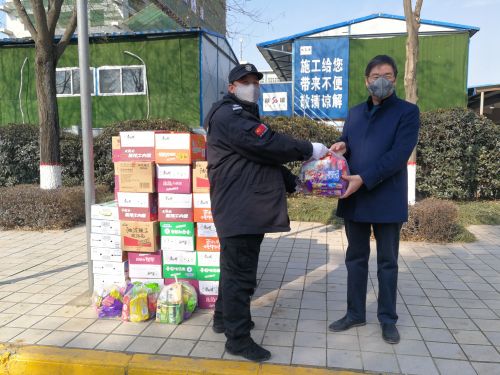 校工会慰问学校疫情防控一线工作人员