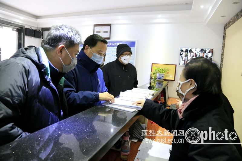 校疫情防控工作领导小组检查疫情防控工作