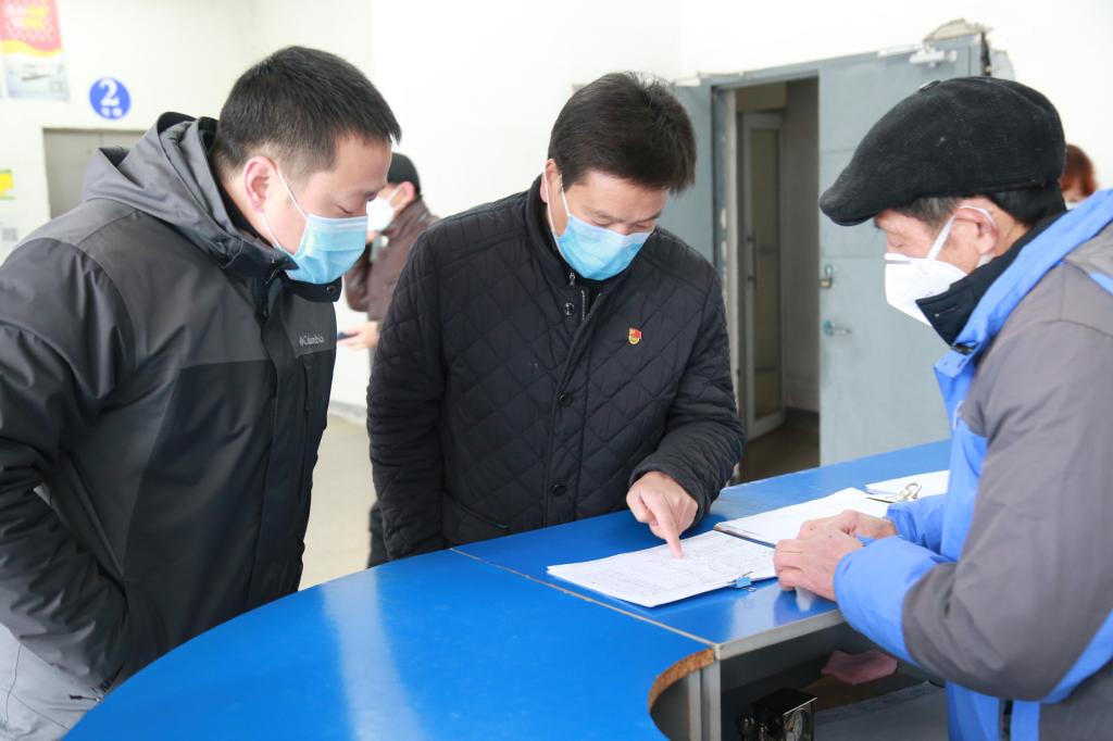 【防疫阻击战】副校长毕明福深入一线巡查疫情防控工作