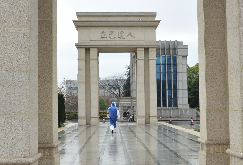 【战“疫”快报】高翅等校领导到校园防控一线调研慰问（组图）