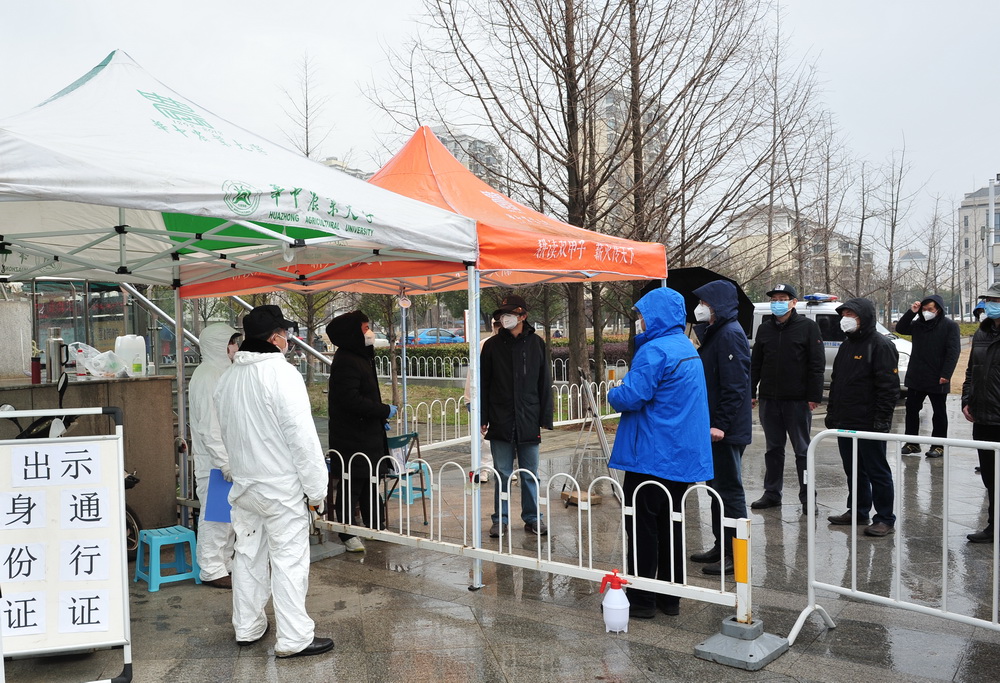【战“疫”快报】高翅等校领导到校园防控一线调研慰问（组图）