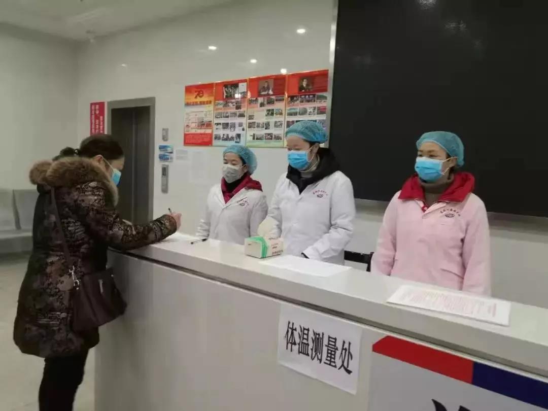 儿子给抗击疫情妈妈的一封信：妈妈，我回来了，而您还在一线