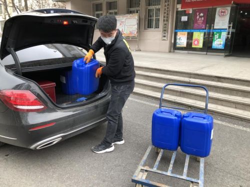 校友企业联合学校向湖北和陕西战“疫”一线捐赠51792万元物资