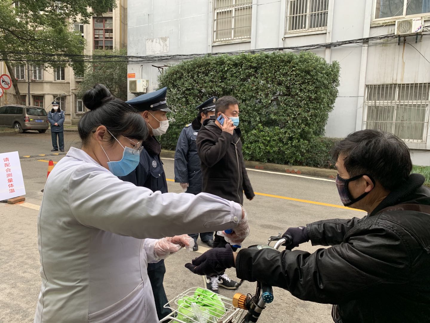 【防疫阻击战】守好后防线，冲到最前线——校医院筑牢同心防疫“桥头堡”