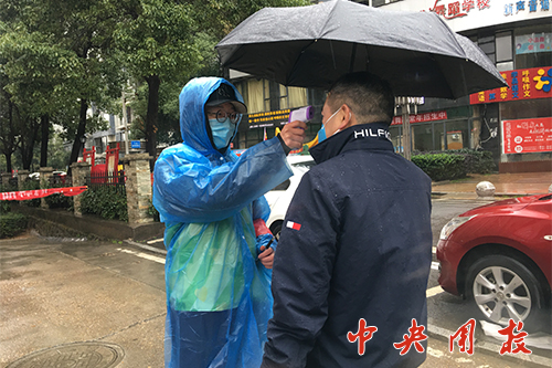 抗击疫情返乡学生党员在行动