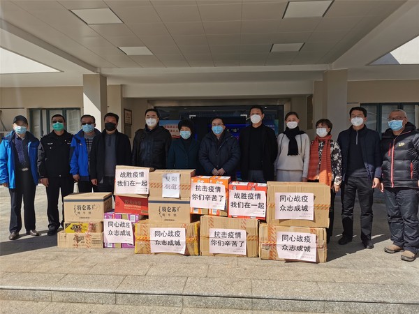 学校领导慰问青浦区抗疫一线工作人员