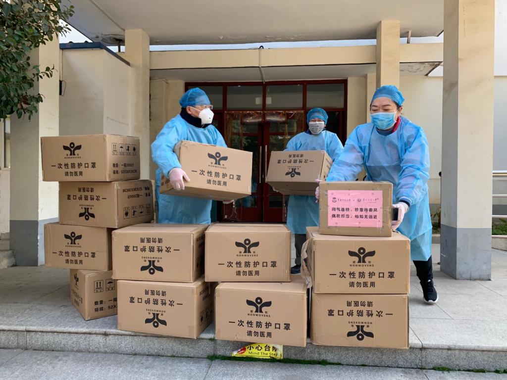 【疫情防控】党员突击队员驰援校医院战“疫”校领导指导防控物资管理