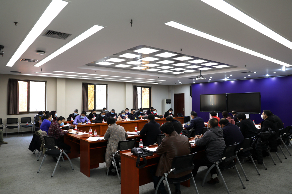 学校召开十届五次教代会代表团团长会议