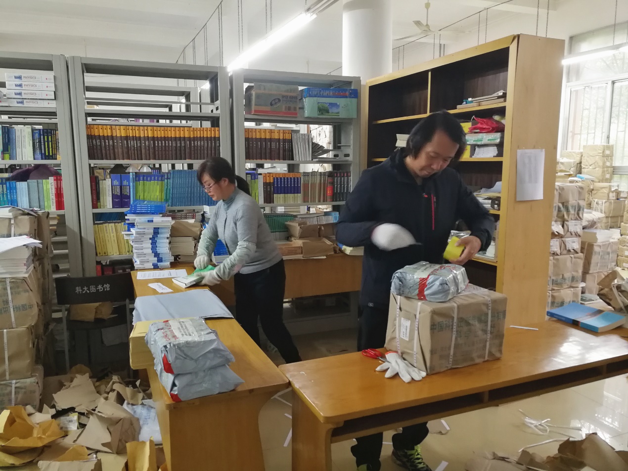 传递战“疫”能量邮寄教材到家