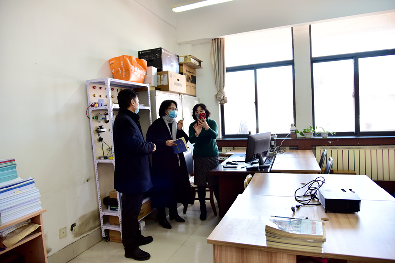 校领导检查疫情防控期间研究生“线上教学”开展情况