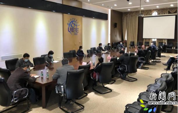 校党委研究部署当前疫情防控工作：着力抓好外防输入、内防扩散，进一步做好境外疫情防控