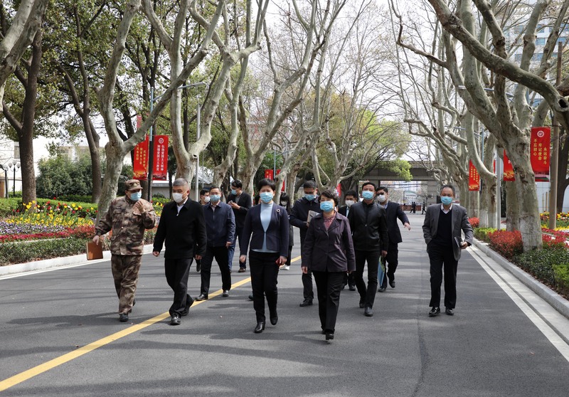 【抗击疫情一线报道】徐汇区委常委邹小兵、副区长谈琳一行来校调研交流[图文]