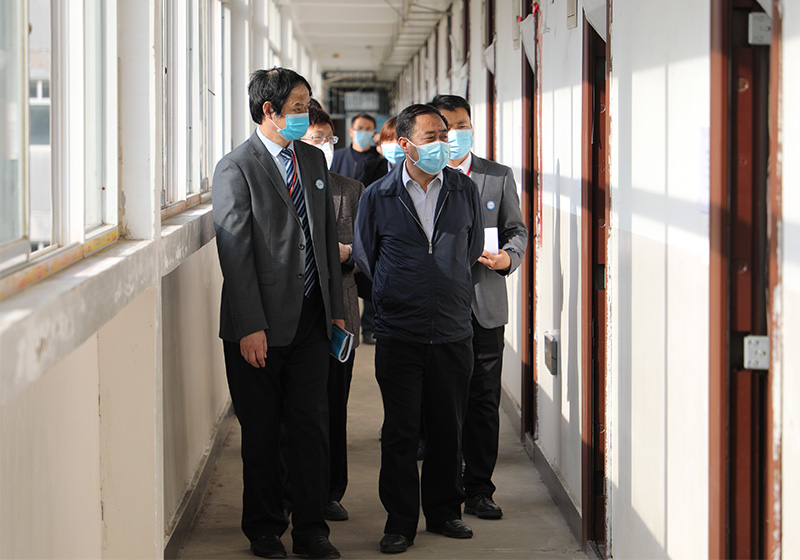王顺副书记检查指导附属中学开学准备工作