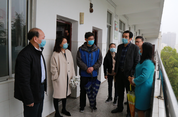 校长颜晓红带队视察附校返校疫情防控准备工作
