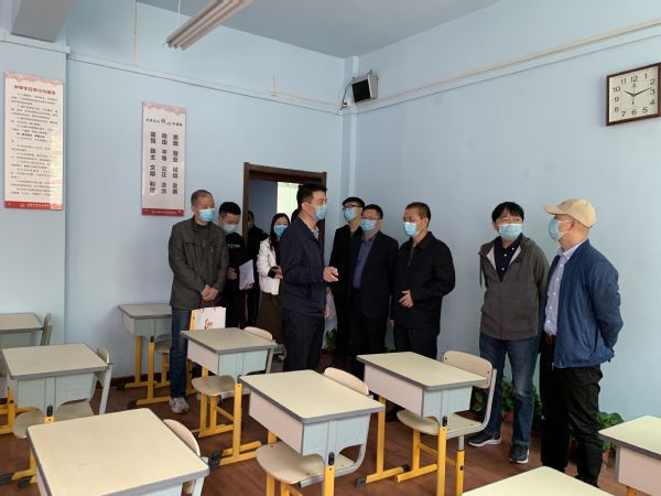 雁塔区教育局到附属学校检查指导工作