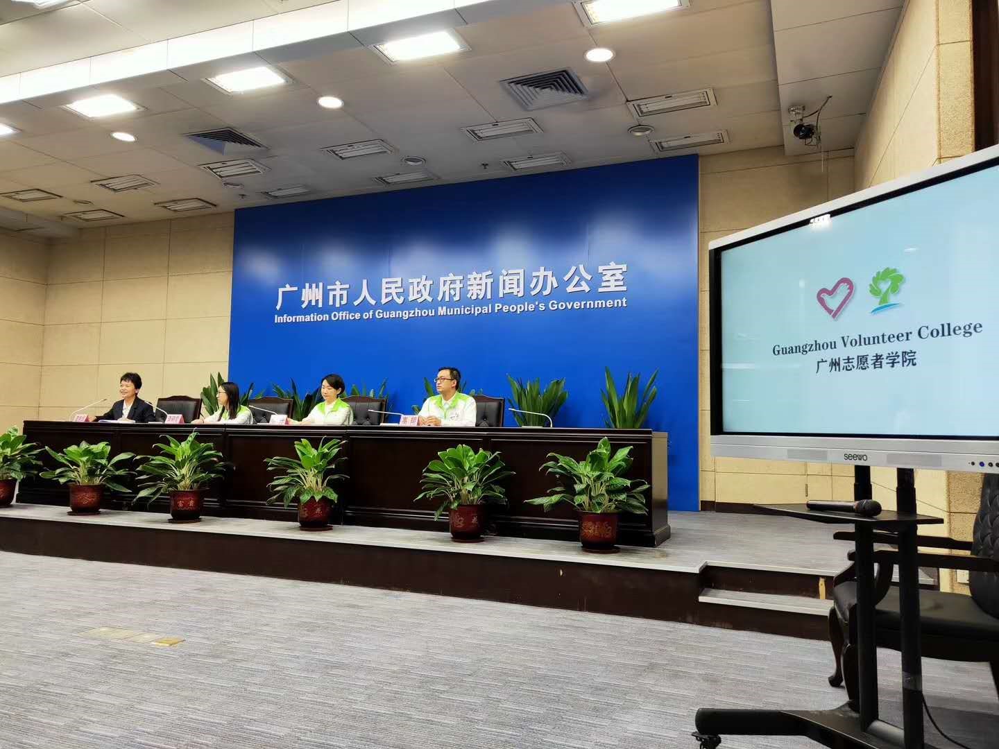 我校志愿者教师参加录制抗疫“多语种微课堂”