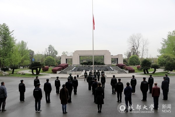 全国哀悼日成大师生缅怀战“疫”英烈悼念逝世同胞