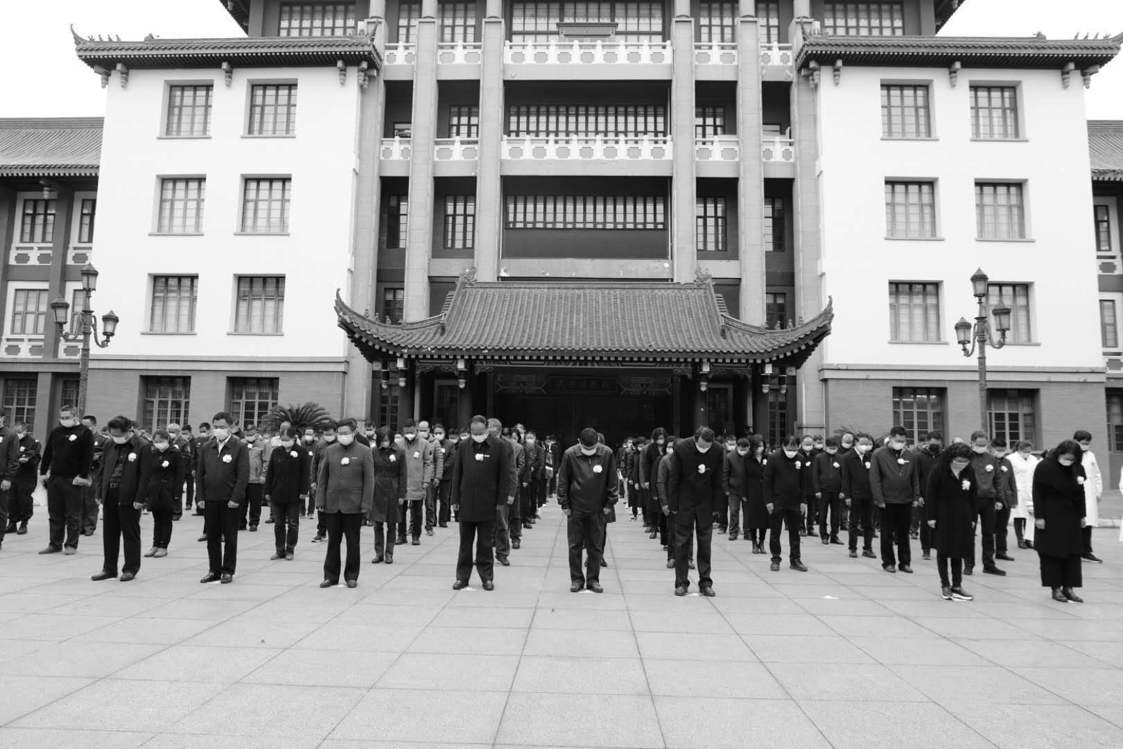 西南民族大学师生深切悼念新冠肺炎疫情牺牲烈士和逝世同胞