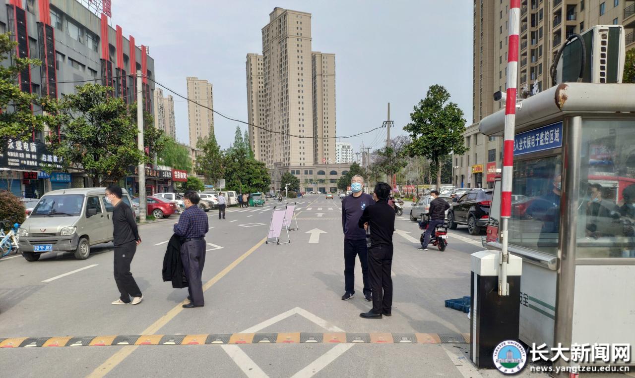 冯征检查校园秩序运行情况