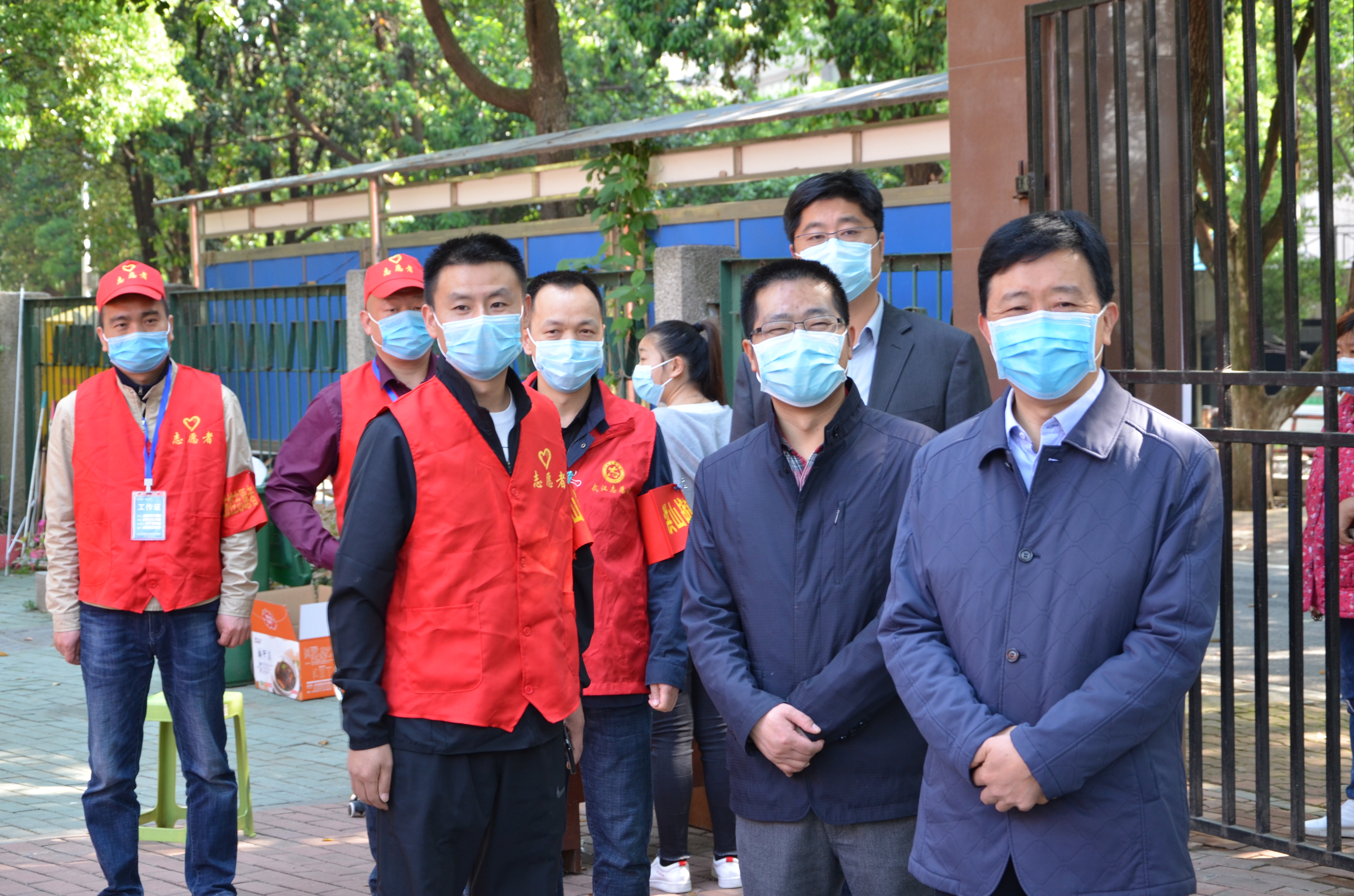 校领导看望慰问下沉南湖社区党员、志愿者和社区工作人员|守护中南大（66）