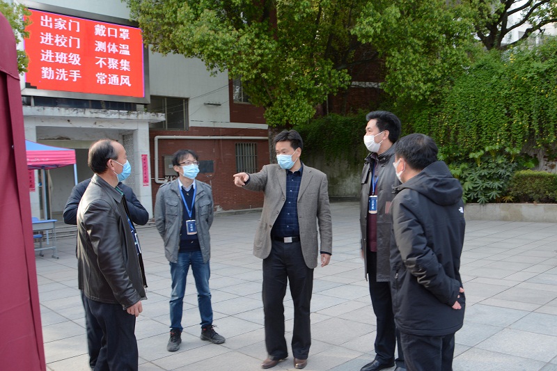 副校长毕明福深入附属中学检查指导高三返校工作