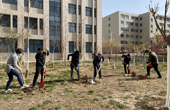 西北师大开展“爱校荣校”思政校友林植树劳动教育活动