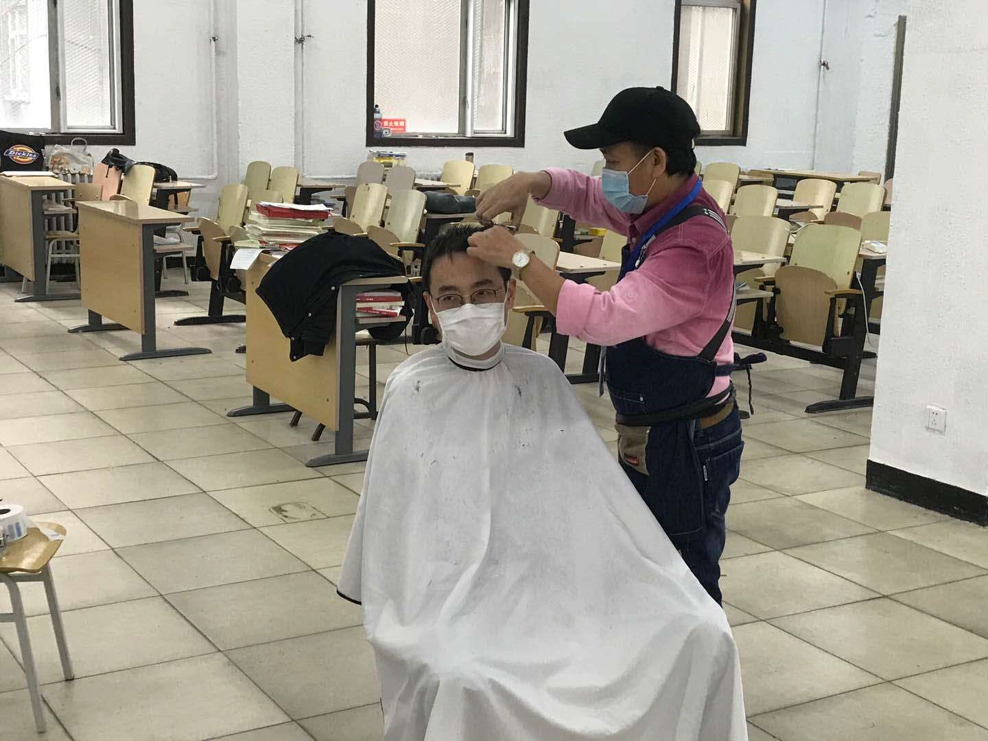 国有资产管理处为留校学生组织便民理发服务
