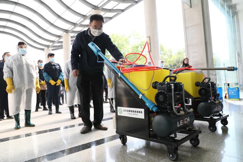 我校自主研发的新型超低量静电喷雾消毒机和强电离静电喷雾消毒机应用于疫