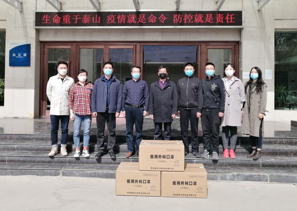 同心同行共克时艰——学生家长向我校捐赠5000只口罩