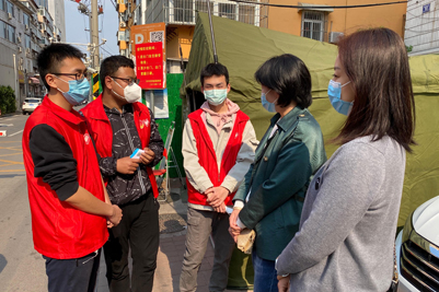 校团委慰问乐山小区社区抗“疫”志愿者并参加团区委战疫青年志愿者表彰活动