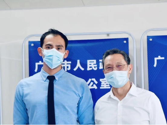 “Wefightsidebyside”我校留学生点赞回应钟南山