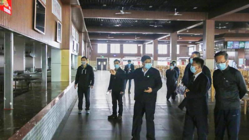 校党委书记王立兵一行检查复学准备工作
