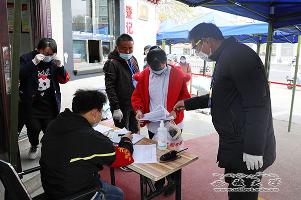 西藏大学直属党员先锋队员全力服务学生返校复学