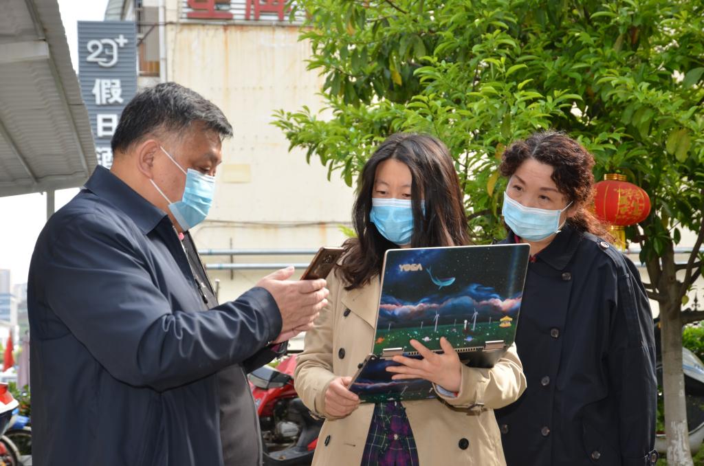 李建林带队到校各值守点和社区检查疫情防控常态化工作